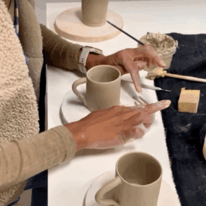 Lage keramik og kopper på keramik kursus